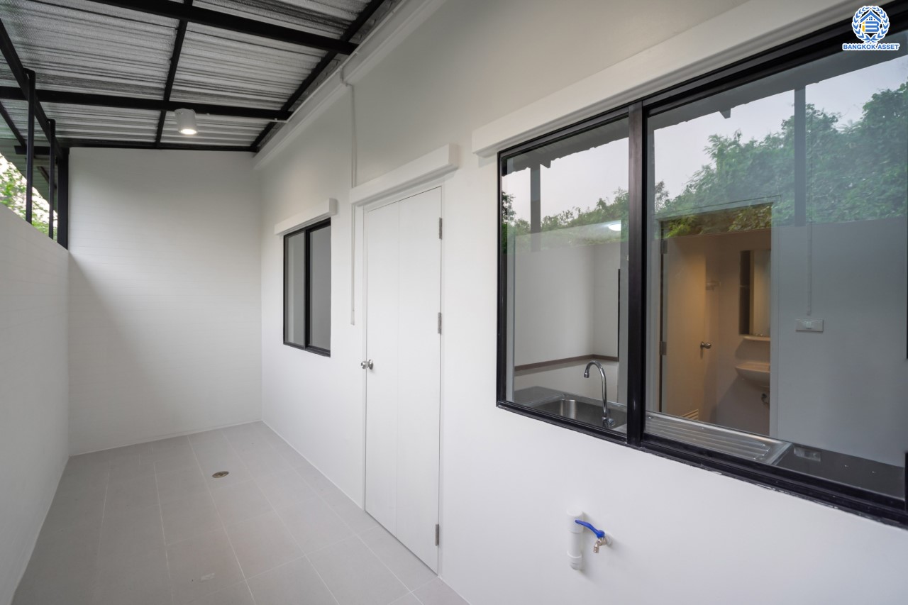 ทาวน์เฮ้าส์มือสอง ย่านนนทบุรี  ม.พฤกษา54 วงแหวน-คลองถนน บ้านพร้อมอยู่สไตล์โมเดิร์น ฟังก์ชัน 3 ห้องนอน 2 ห้องน้ำ จอดรถได้ 1 คัน เนื้อที่ 17.6 ตร.ว. บนทำเลศักยภาพ เชื่อมต่อถนนกาญจนาฯ ใกล้เซ็นทรัลเวสต์เกต รถไฟฟ้าสายสีม่วง "สถานีตลาดบางใหญ่" และ ทางด่วน "ศรีรัช"